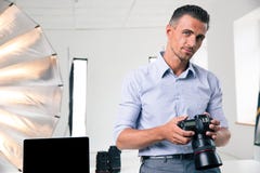 Retrato de un hombre hermoso que sostiene la cámara fotografía de archivo libre de regalías Retrato de un hombre hermoso que sostiene la cámara fotografía de archivo libre de regalías