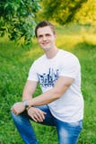 Retrato de un hombre joven en el parque foto de archivo libre de regalías Retrato de un hombre joven en el parque foto de archivo libre de regalías