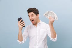 Retrato de un hombre joven hermoso alegre foto de archivo libre de regalías Retrato de un hombre joven hermoso alegre foto de archivo libre de regalías