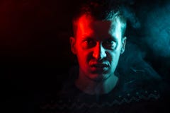 Retrato de un hombre que está enojado y tiene malas emociones con una cara imagen de archivo Retrato de un hombre que está enojado y tiene malas emociones con una cara imagen de archivo
