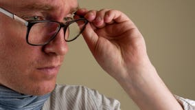 Retrato de un hombre serio triste primer Un espacio en blanco para la muestra almacen de metraje de vídeo Retrato de un hombre serio triste primer Un espacio en blanco para la muestra almacen de metraje de vídeo