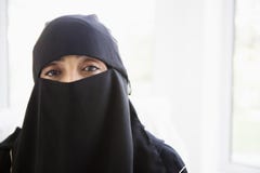 Retrato de un negro que desgasta de la mujer de Oriente Medio foto de archivo libre de regalías Retrato de un negro que desgasta de la mujer de Oriente Medio foto de archivo libre de regalías