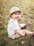 Retrato de un niño relajado, alegre imagen de archivo libre de regalías Retrato de un niño relajado, alegre imagen de archivo libre de regalías
