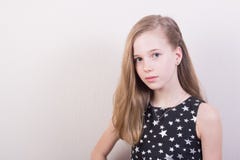 Retrato de una chica joven con el pelo marrón claro en un vestido negro con las estrellas de plata imagenes de archivo Retrato de una chica joven con el pelo marrón claro en un vestido negro con las estrellas de plata imagenes de archivo