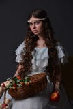 Retrato de una chica joven con la fruta imagen de archivo Retrato de una chica joven con la fruta imagen de archivo