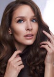 Retrato de una chica joven con la piel perfecta y el maquillaje, con el pelo oscuro rizado foto de archivo libre de regalías Retrato de una chica joven con la piel perfecta y el maquillaje, con el pelo oscuro rizado foto de archivo libre de regalías