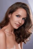 Retrato de una chica joven con la piel perfecta y el maquillaje, con el pelo oscuro rizado fotos de archivo libres de regalías Retrato de una chica joven con la piel perfecta y el maquillaje, con el pelo oscuro rizado fotos de archivo libres de regalías