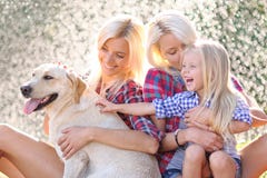 Retrato de una familia feliz en el verano Fotografía de archivo libre de regalías Retrato de una familia feliz en el verano Fotografía de archivo libre de regalías