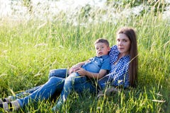 Retrato de una madre hermosa con un viaje joven del aire libre del hijo fotografía de archivo libre de regalías Retrato de una madre hermosa con un viaje joven del aire libre del hijo fotografía de archivo libre de regalías