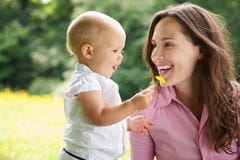 Retrato de una madre y de un niño que sonríen al aire libre imagenes de archivo Retrato de una madre y de un niño que sonríen al aire libre imagenes de archivo