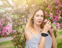 Retrato de una muchacha hermosa entre follaje y flores de la primavera imágenes de archivo libres de regalías Retrato de una muchacha hermosa entre follaje y flores de la primavera imágenes de archivo libres de regalías