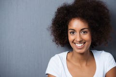 Retrato de una mujer afroamericana alegre imagenes de archivo Retrato de una mujer afroamericana alegre imagenes de archivo