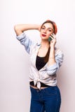 Retrato de una mujer atractiva sonriente que habla en el teléfono Foto de archivo Retrato de una mujer atractiva sonriente que habla en el teléfono Foto de archivo