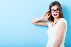 Retrato de una mujer confiada hermosa joven en vidrios elegantes imágenes de archivo libres de regalías Retrato de una mujer confiada hermosa joven en vidrios elegantes imágenes de archivo libres de regalías