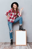 Retrato de una mujer joven sonriente feliz en camisa de tela escocesa Foto de archivo libre de regalías
