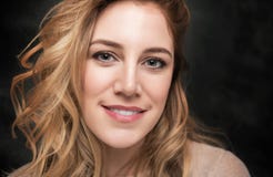 Retrato de una mujer rubia joven atractiva en un fondo negro Imagen de archivo libre de regalías Retrato de una mujer rubia joven atractiva en un fondo negro Imagen de archivo libre de regalías