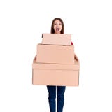 Retrato de una mujer sonriente feliz de la entrega con el montón de las cajas grandes aisladas en el fondo blanco fotografía de archivo libre de regalías Retrato de una mujer sonriente feliz de la entrega con el montón de las cajas grandes aisladas en el fondo blanco fotografía de archivo libre de regalías