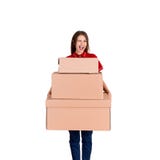 Retrato de una mujer sonriente feliz de la entrega con el montón de las cajas grandes aisladas en el fondo blanco fotografía de archivo Retrato de una mujer sonriente feliz de la entrega con el montón de las cajas grandes aisladas en el fondo blanco fotografía de archivo
