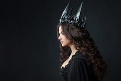 Retrato de una princesa gótica Mujer morena joven hermosa en corona del metal y capa negra fotos de archivo Retrato de una princesa gótica Mujer morena joven hermosa en corona del metal y capa negra fotos de archivo