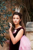 Retrato de una princesa melancólica triste de la muchacha en una corona de gotas y de un vestido de hadas del terciopelo imágenes de archivo libres de regalías Retrato de una princesa melancólica triste de la muchacha en una corona de gotas y de un vestido de hadas del terciopelo imágenes de archivo libres de regalías