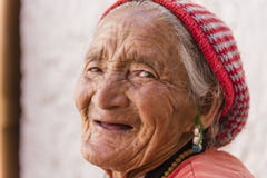 Retrato de una vieja mujer tibetana imagen de archivo libre de regalías Retrato de una vieja mujer tibetana imagen de archivo libre de regalías