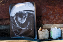 Retrato de Yuri Gagarin na abertura do planetário imagem de stock royalty free Retrato de Yuri Gagarin na abertura do planetário imagem de stock royalty free