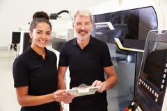 Retrato del aprendiz que trabaja con la máquina del CNC de On del ingeniero Imagenes de archivo Retrato del aprendiz que trabaja con la máquina del CNC de On del ingeniero Imagenes de archivo