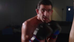 Retrato del boxeador de sexo masculino con las tetas al aire joven que mira la cámara y que lucha con la sombra almacen de video Retrato del boxeador de sexo masculino con las tetas al aire joven que mira la cámara y que lucha con la sombra almacen de video