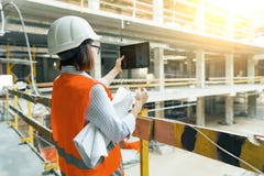 Retrato del constructor de sexo femenino adulto, ingeniero, arquitecto, inspector, encargado en el emplazamiento de la obra La mu imagen de archivo libre de regalías Retrato del constructor de sexo femenino adulto, ingeniero, arquitecto, inspector, encargado en el emplazamiento de la obra La mu imagen de archivo libre de regalías
