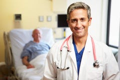 Retrato del fondo masculino del doctor With Patient In foto de archivo libre de regalías Retrato del fondo masculino del doctor With Patient In foto de archivo libre de regalías