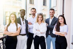 Retrato del grupo de un equipo profesional del negocio que mira con confianza la cámara fotografía de archivo Retrato del grupo de un equipo profesional del negocio que mira con confianza la cámara fotografía de archivo