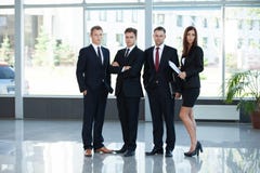 Retrato del grupo de un equipo profesional del negocio que mira con confianza la cámara foto de archivo libre de regalías Retrato del grupo de un equipo profesional del negocio que mira con confianza la cámara foto de archivo libre de regalías