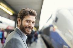 Retrato del hombre alegre en la estación de la plataforma mirada de la cámara foto de archivo libre de regalías Retrato del hombre alegre en la estación de la plataforma mirada de la cámara foto de archivo libre de regalías