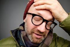 Retrato del hombre hermoso cansado enfadado con la cerda, cara que se inclina a mano y mirando el plumón indiferente imagen de archivo Retrato del hombre hermoso cansado enfadado con la cerda, cara que se inclina a mano y mirando el plumón indiferente imagen de archivo
