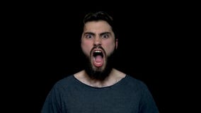 Retrato del hombre hermoso del rugido con la barba que se coloca y que grita con la boca abierta grande, aislado en fondo negro J foto de archivo libre de regalías Retrato del hombre hermoso del rugido con la barba que se coloca y que grita con la boca abierta grande, aislado en fondo negro J foto de archivo libre de regalías