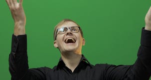 Retrato del hombre joven feliz atractivo celebrar Pantalla verde Llave de la croma fotos de archivo libres de regalías Retrato del hombre joven feliz atractivo celebrar Pantalla verde Llave de la croma fotos de archivo libres de regalías