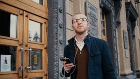 Retrato del hombre joven hermoso elegante que habla en el teléfono móvil almacen de video Retrato del hombre joven hermoso elegante que habla en el teléfono móvil almacen de video