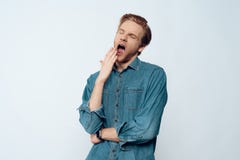 Retrato del hombre joven soñoliento cansado que bosteza foto de archivo Retrato del hombre joven soñoliento cansado que bosteza foto de archivo