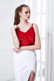 Retrato del modelo de moda atractivo atractivo del encanto de la mujer joven po imagen de archivo Retrato del modelo de moda atractivo atractivo del encanto de la mujer joven po imagen de archivo