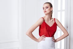 Retrato del modelo de moda atractivo atractivo del encanto de la mujer joven po foto de archivo Retrato del modelo de moda atractivo atractivo del encanto de la mujer joven po foto de archivo