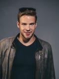 Retrato del modelo hermoso atractivo del hombre de la moda con la expresión confiada, mirando en cámara, chaqueta de cuero que ll imagenes de archivo Retrato del modelo hermoso atractivo del hombre de la moda con la expresión confiada, mirando en cámara, chaqueta de cuero que ll imagenes de archivo