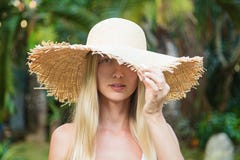 Retrato del primer de la mujer joven en el sombrero de paja grande, tiempo soleado tropical de goce femenino hermoso, muchacha ba imagenes de archivo Retrato del primer de la mujer joven en el sombrero de paja grande, tiempo soleado tropical de goce femenino hermoso, muchacha ba imagenes de archivo