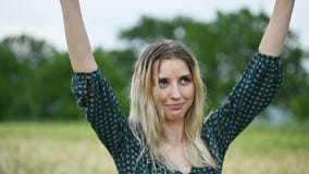 Retrato del primer de una muchacha rubia caucásica atractiva feliz con el pelo mojado durante una lluvia en la naturaleza al aire almacen de metraje de vídeo Retrato del primer de una muchacha rubia caucásica atractiva feliz con el pelo mojado durante una lluvia en la naturaleza al aire almacen de metraje de vídeo