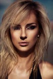 Retrato del primer del encanto del modelo caucásico rubio elegante atractivo hermoso de la mujer joven con maquillaje brillante, c imágenes de archivo libres de regalías Retrato del primer del encanto del modelo caucásico rubio elegante atractivo hermoso de la mujer joven con maquillaje brillante, c imágenes de archivo libres de regalías