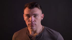Retrato del primer del hombre caucásico atractivo que mira la cámara con la expresión facial tranquila almacen de video Retrato del primer del hombre caucásico atractivo que mira la cámara con la expresión facial tranquila almacen de video