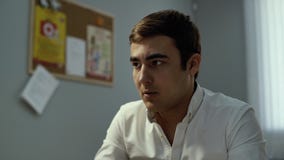 Retrato del primer del hombre de negocios enfocado serio que trabaja en la mesa en oficina almacen de metraje de vídeo Retrato del primer del hombre de negocios enfocado serio que trabaja en la mesa en oficina almacen de metraje de vídeo