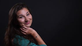 Retrato del primer del smilingand femenino de la morenita bonita joven que presenta delante de la c?mara con el fondo aislado enc metrajes Retrato del primer del smilingand femenino de la morenita bonita joven que presenta delante de la c?mara con el fondo aislado enc metrajes