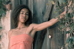 Retrato desvanecido da jovem mulher no vestido cor-de-rosa fora foto de stock Retrato desvanecido da jovem mulher no vestido cor-de-rosa fora foto de stock