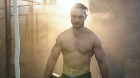 Retrato disparado do homem atrativo muscular que anda com a placa do peso através do gym vídeos de arquivo Retrato disparado do homem atrativo muscular que anda com a placa do peso através do gym vídeos de arquivo