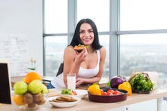 Retrato do close-up da mulher de sorriso que come o sanduíche do vegetariano da dieta com os vegetais para o café da manhã na man imagens de stock royalty free Retrato do close-up da mulher de sorriso que come o sanduíche do vegetariano da dieta com os vegetais para o café da manhã na man imagens de stock royalty free